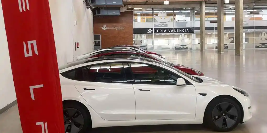 Feria Valencia. (2021). Coches Tesla aparcados dentro del recinto de Feria Valencia [Image]. Recuperado de https://www.feriavalencia.com/tesla-elige-feria-valencia-para-entregar-sus-coches-a-los-nuevos-clientes/